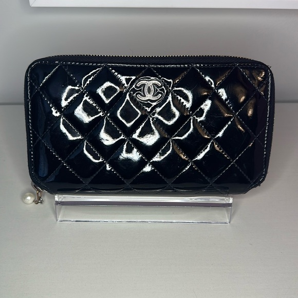 Chanel Black Patent Leather Quilted Wallet with Silver Hardware - Pre-Loved - Picture 1 of 9